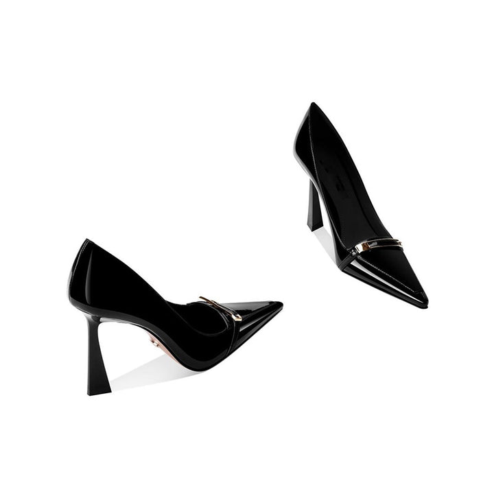Damen Spitz zulaufende Lack‑Pumps mit skulptiertem Fersenprofil und Schmuckspange – Lioré