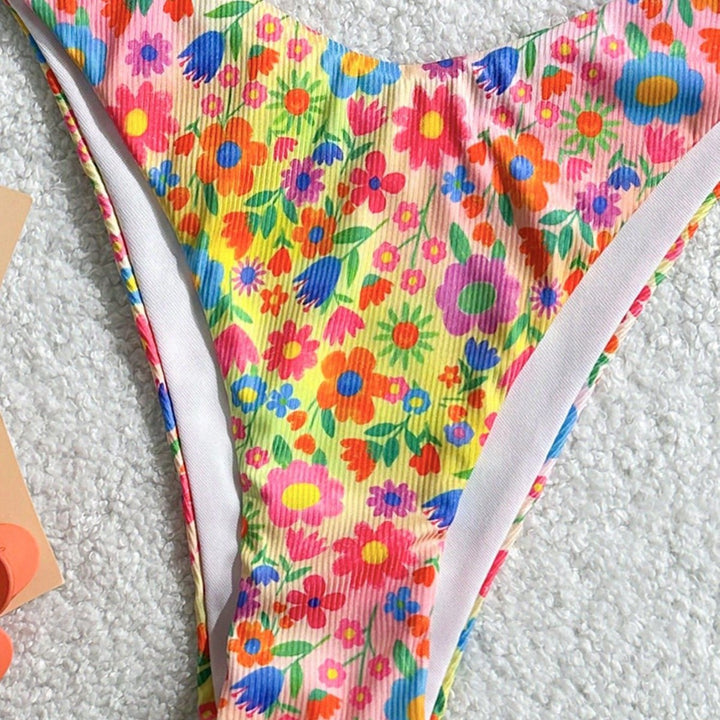 Damen Triangel-Bikini mit buntem Floral-Design und feinen Rüschendetails Echo Archiv