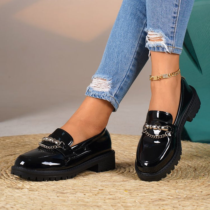 Damen Lack-Loafer mit profilierter Gummisohle und Kettendetail Echoarchiv