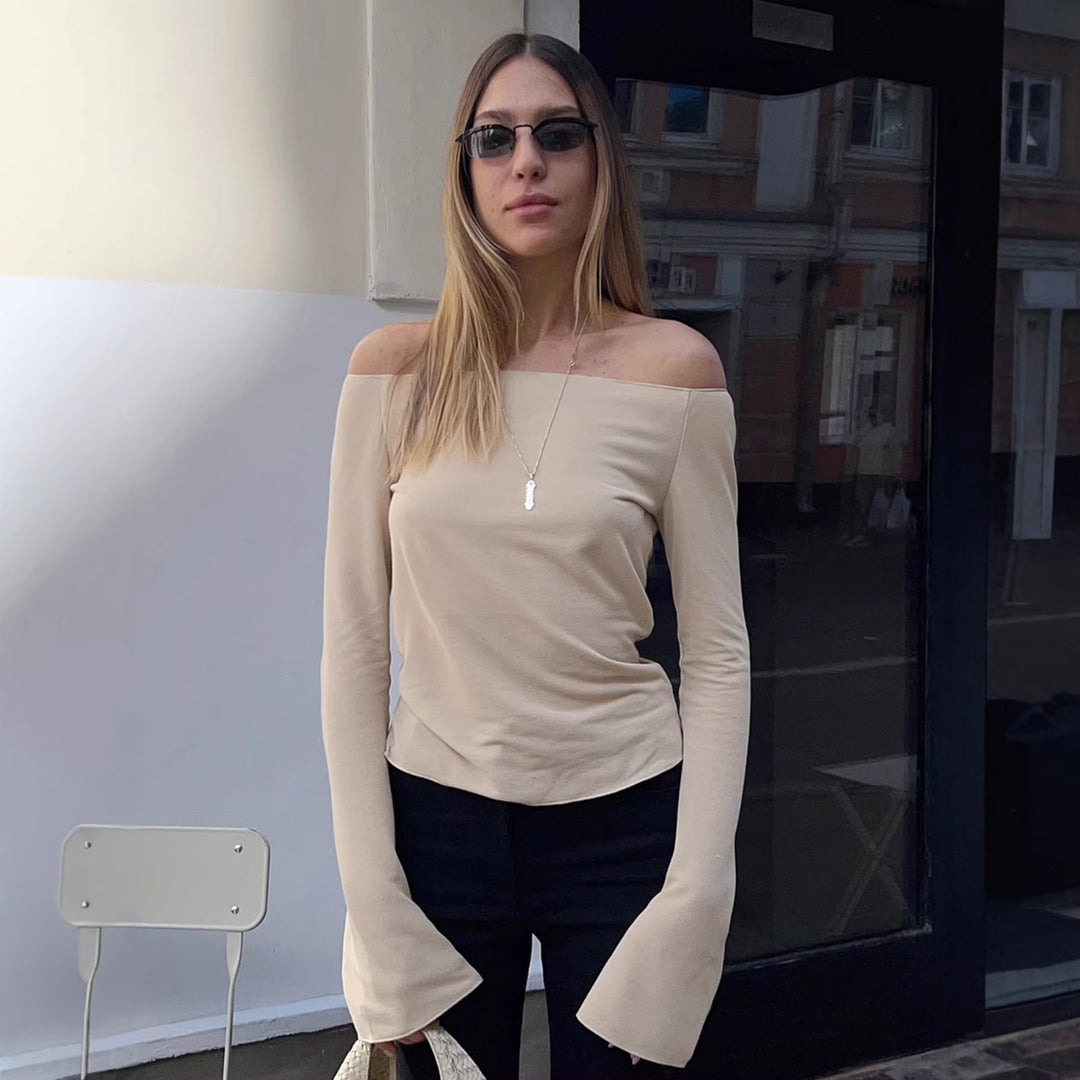 Damen Figurbetontes Off‑Shoulder Langarmshirt mit ausgestellten Manschetten Echo Archiv