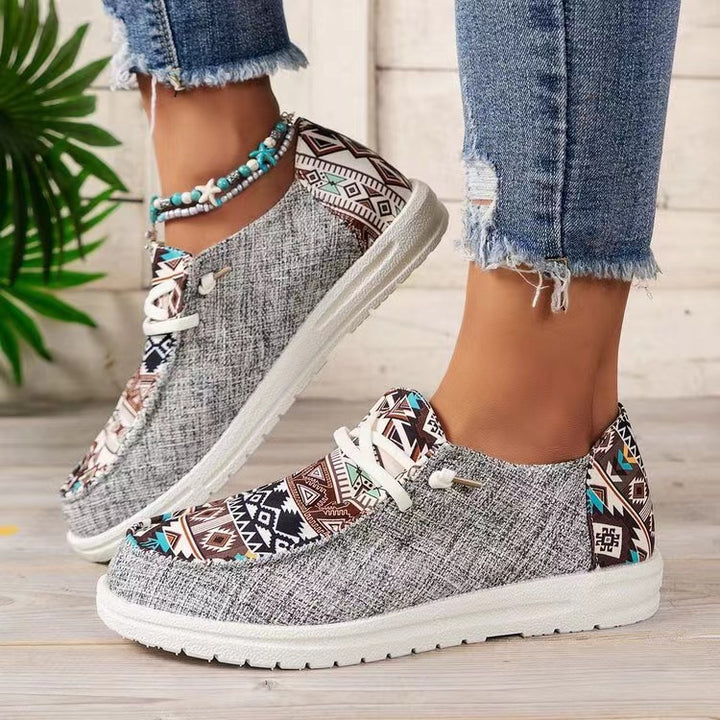 Damen Aztekische Slip-On Sneakers mit Strickoberteil und Mokassin-Naht – Névara