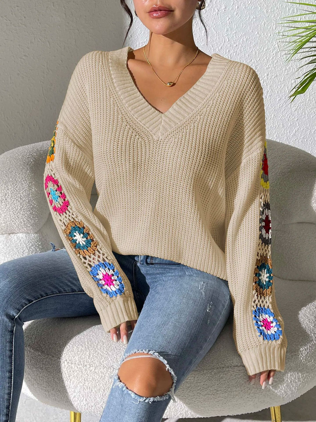 Damen Modischer Strickpullover mit V-Ausschnitt und bunten Stickereien – Mavelle
