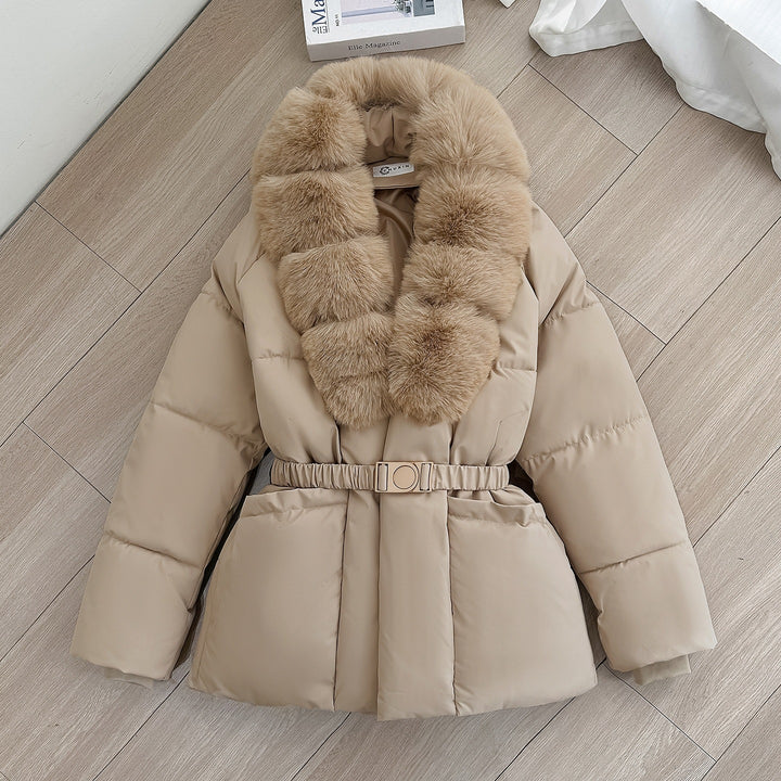 Damen Taillierte Kurz-Steppjacke mit voluminösem Schalkragen aus Kunstfell und Ziergürtel Echo Archiv