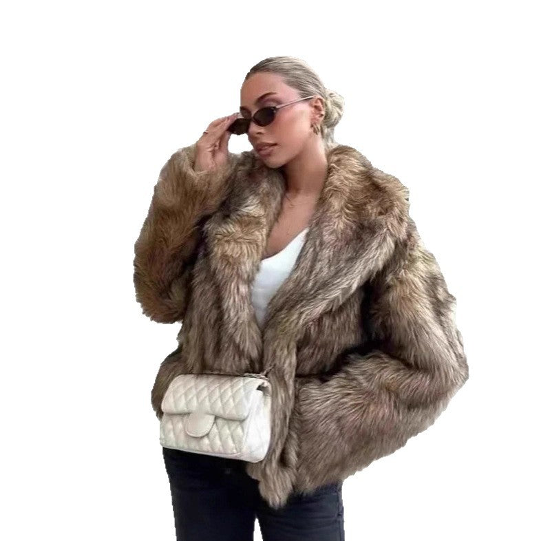Damen Kurz geschnittene voluminöse Kunstpelzjacke mit Oversize‑Schalkragen Echo Archiv