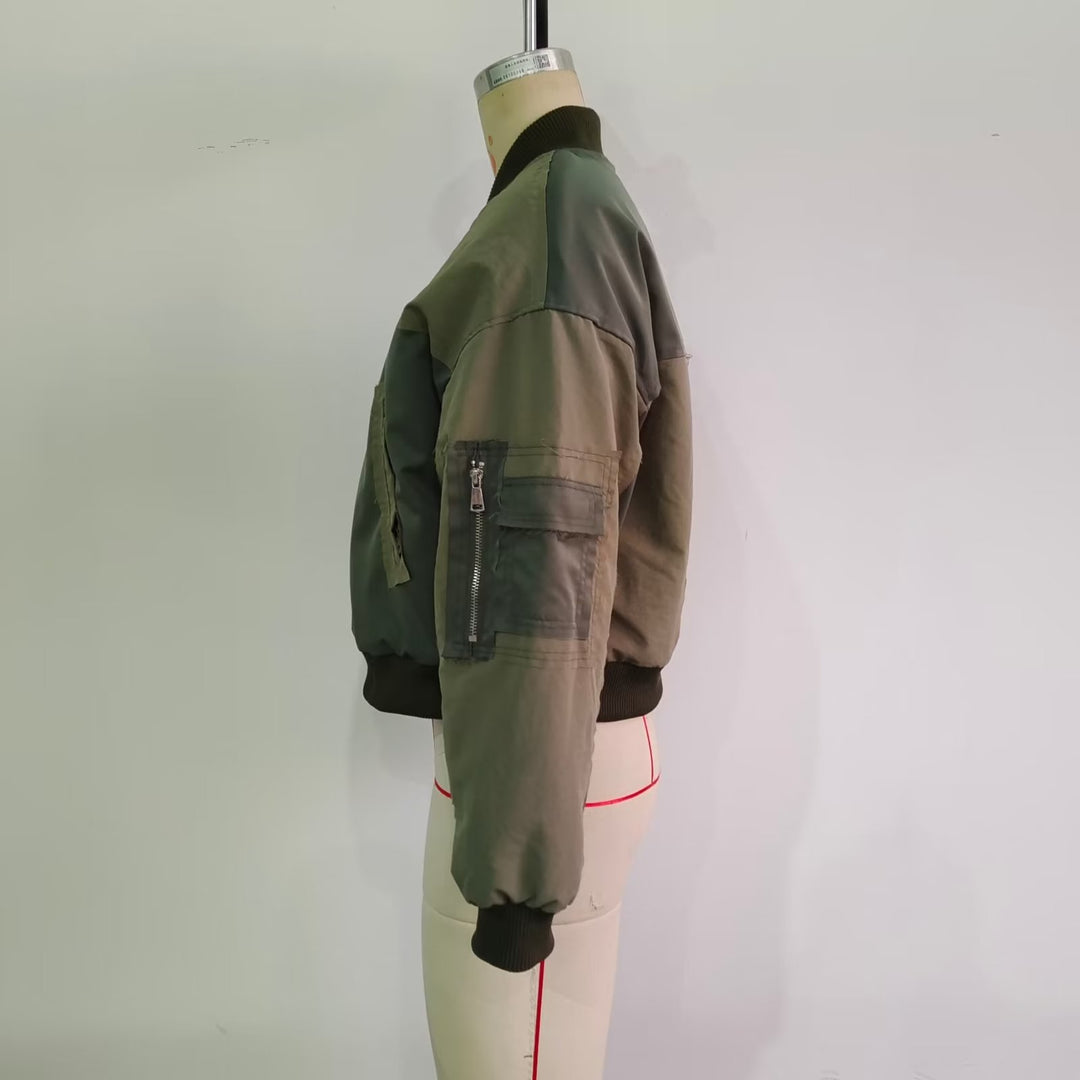 Damen kurz geschnittener Utility-Bomber mit Patchdetails, praktischen Brusttaschen und Ärmel-Reißverschluss – Avenza