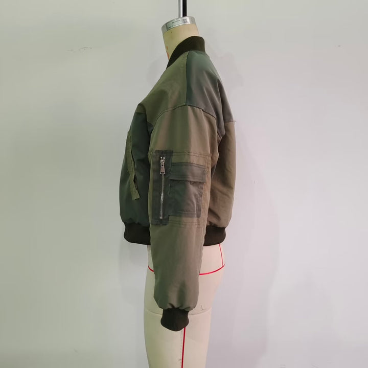 Damen kurz geschnittener Utility-Bomber mit Patchdetails, praktischen Brusttaschen und Ärmel-Reißverschluss – Avenza