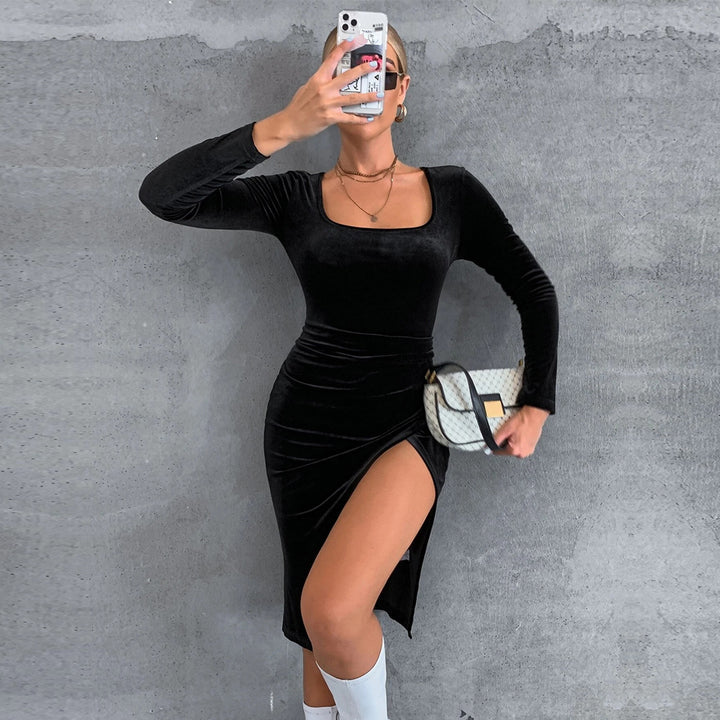Damen Samt-Midikleid mit quadratischem Ausschnitt, taillierter Raffung und hohem Seitenschlitz – Élara