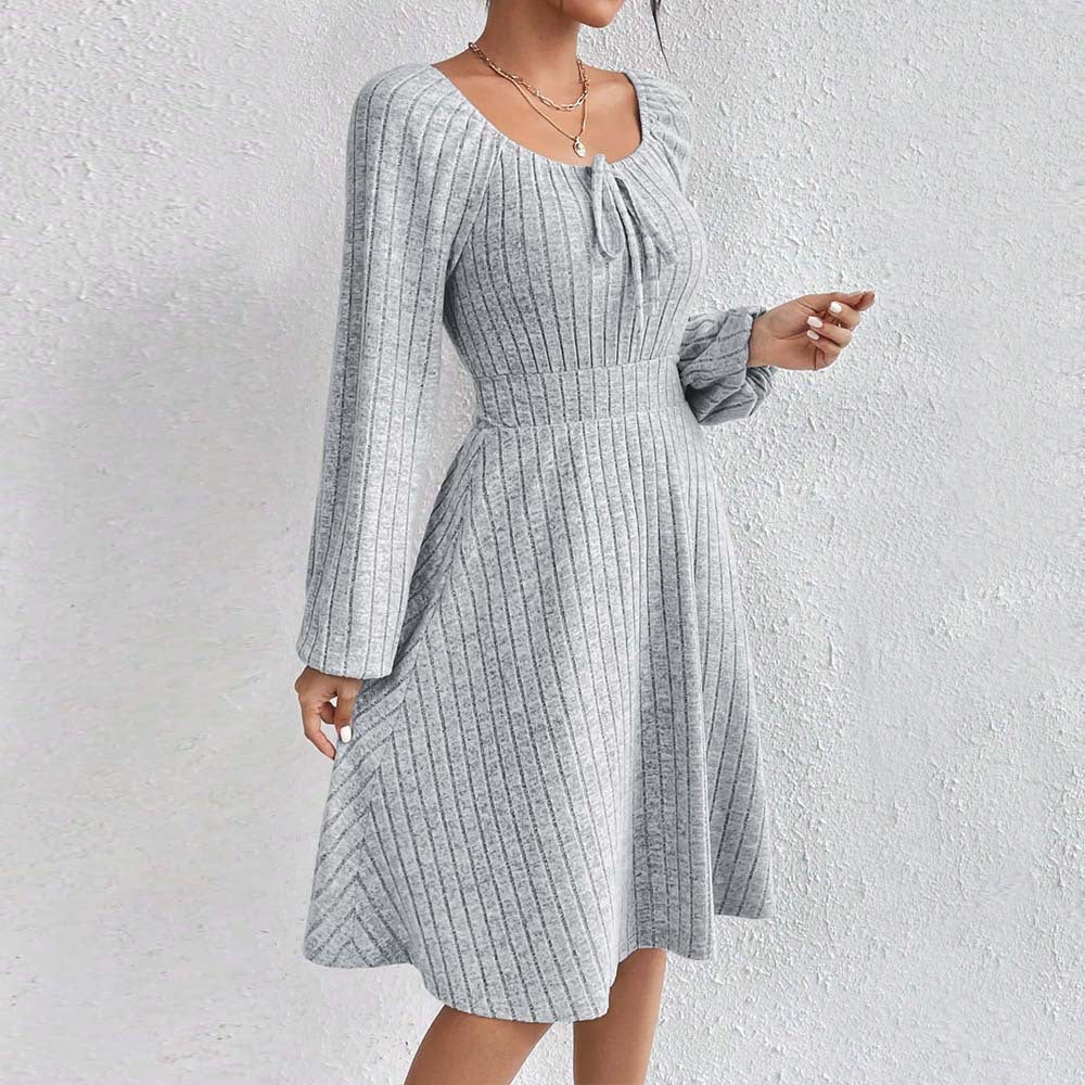 Damen geripptes Strickkleid mit taillierter Korsagenoptik, U-Boot Ausschnitt und A-Linien Rock – Élara