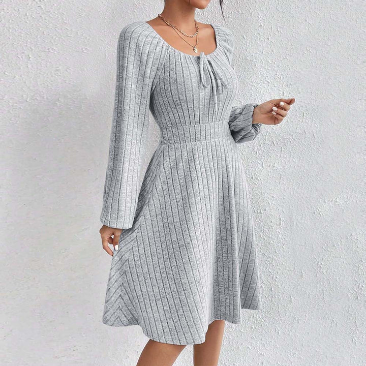 Damen geripptes Strickkleid mit taillierter Korsagenoptik, U-Boot Ausschnitt und A-Linien Rock – Élara