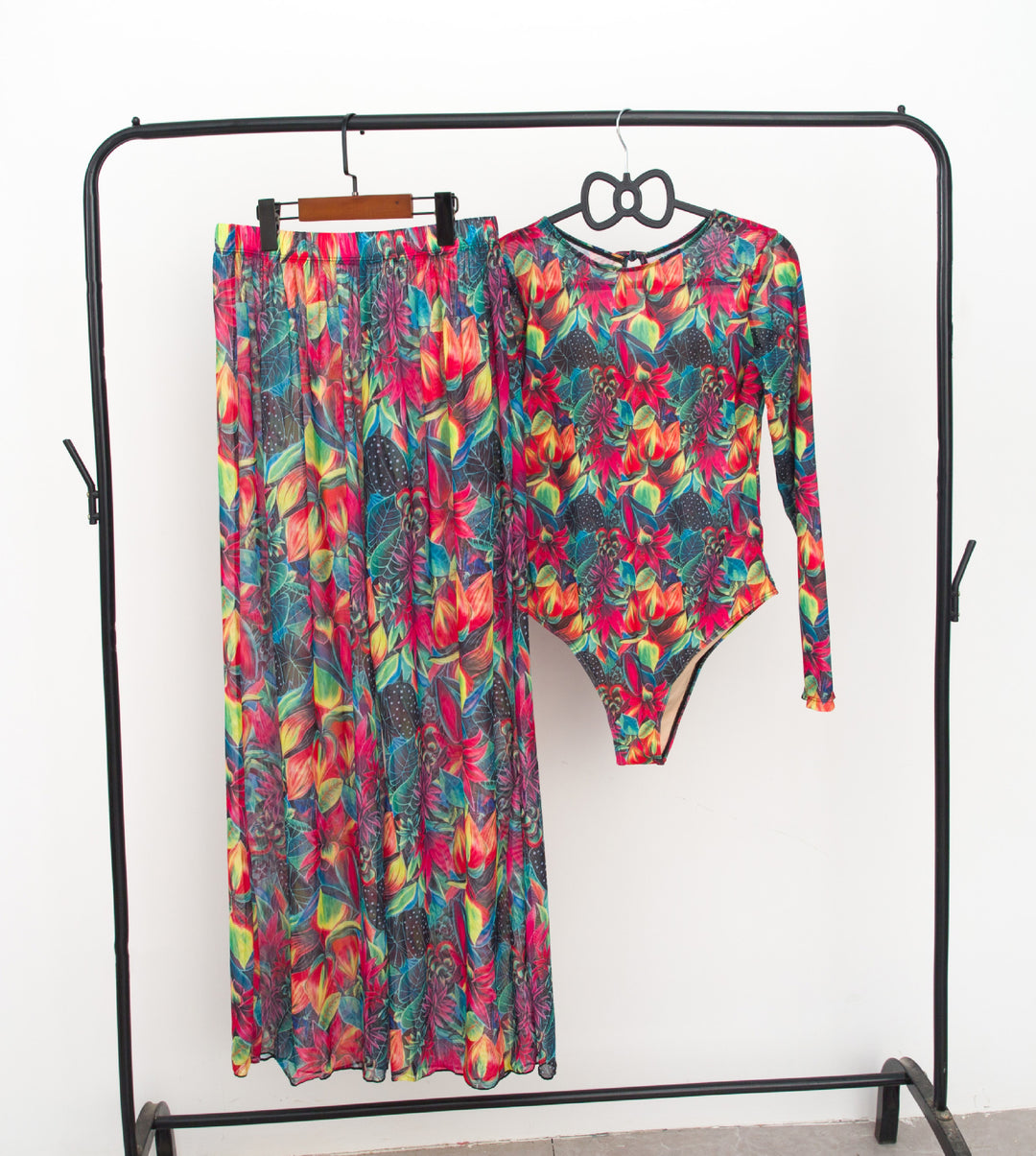 Damen modisches Badeoutfit mit langärmeligen Oberteil und lässigen Pants Echo Archiv