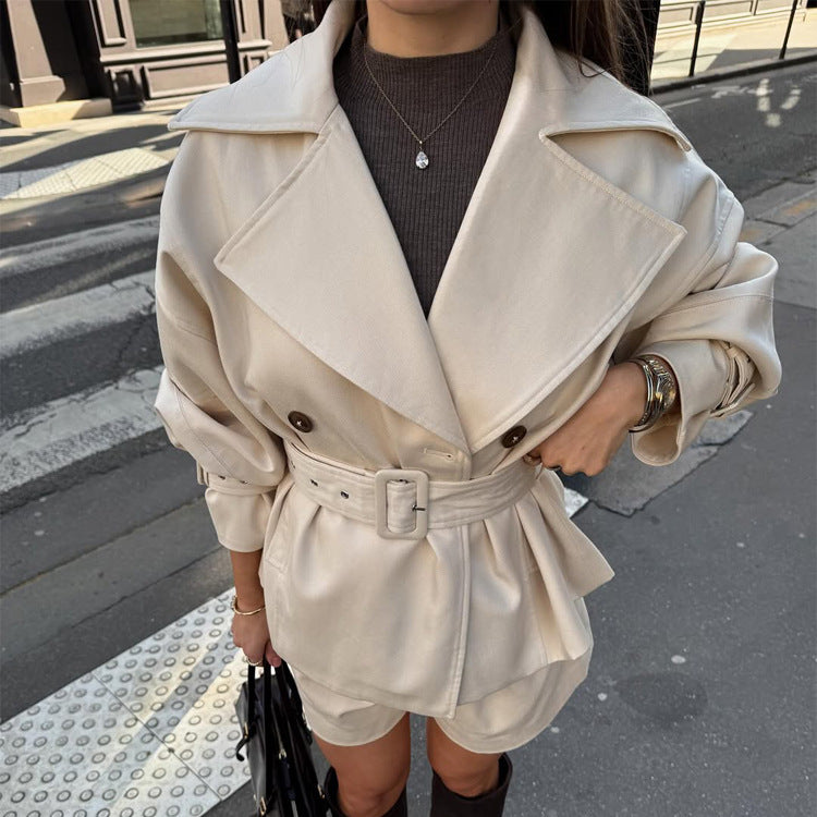 Damen Kurz-Trenchcoat mit tailliertem Gürtel, weitem Revers und kastiger Silhouette Echoarchiv