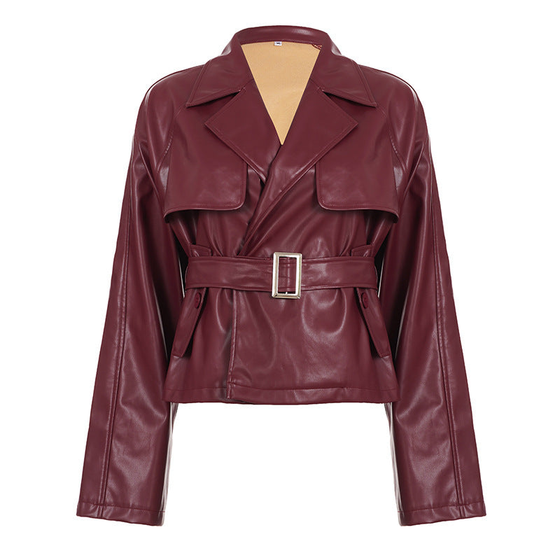 Damen nan kurzes Kunstleder-Trenchcoat mit Taillengürtel, breitem Revers und Cape-Detail Echo Archiv