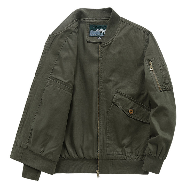 Herren leichter Canvas‑Bomber im Pilotencut mit Zip‑Ärmeltasche und schräg aufgesetzten Pattentaschen Echoarchiv