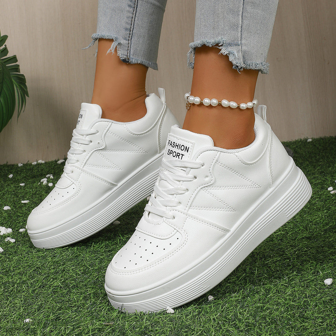 Damen Chunky-Sneaker mit erhöhtem Plateau, perforierter Zehenpartie und gepolstertem Schaft – Névara