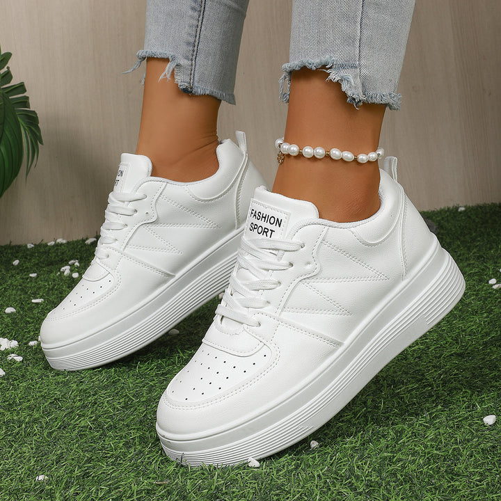Damen Chunky-Sneaker mit erhöhtem Plateau, perforierter Zehenpartie und gepolstertem Schaft – Névara