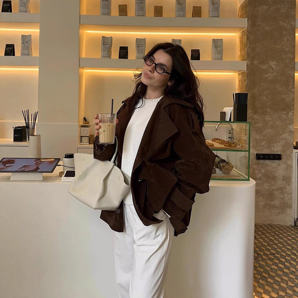 Damen Kurztrench aus Veloursleder-Optik mit weitem Revers und boxy Silhouette Echoarchiv