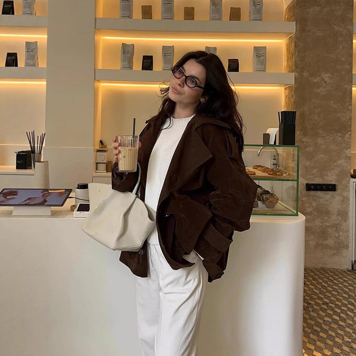 Damen Kurztrench aus Veloursleder-Optik mit weitem Revers und boxy Silhouette Echoarchiv