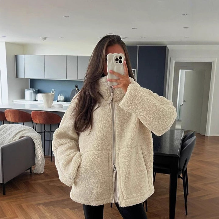 Damen Oversize Teddy-Fleecejacke mit Stehkragen und aufgesetzten Taschen – Célinea