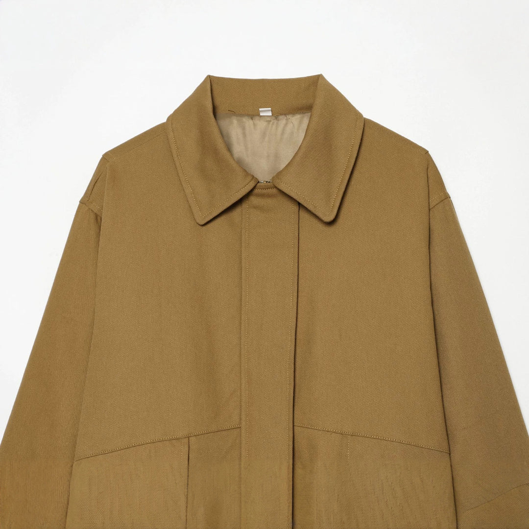 Damen leichte Fieldjacke aus Baumwollmix mit verdeckter Druckknopfleiste, Hemdkragen und elastischem Saum – Célinea
