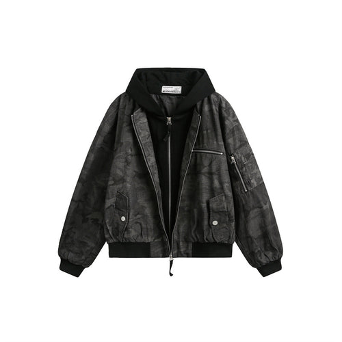 Herren Kurz geschnittener Oversize-Bomber im Layer-Look mit integrierter Kapuze und Camouflage-Jacquard Echoarchiv