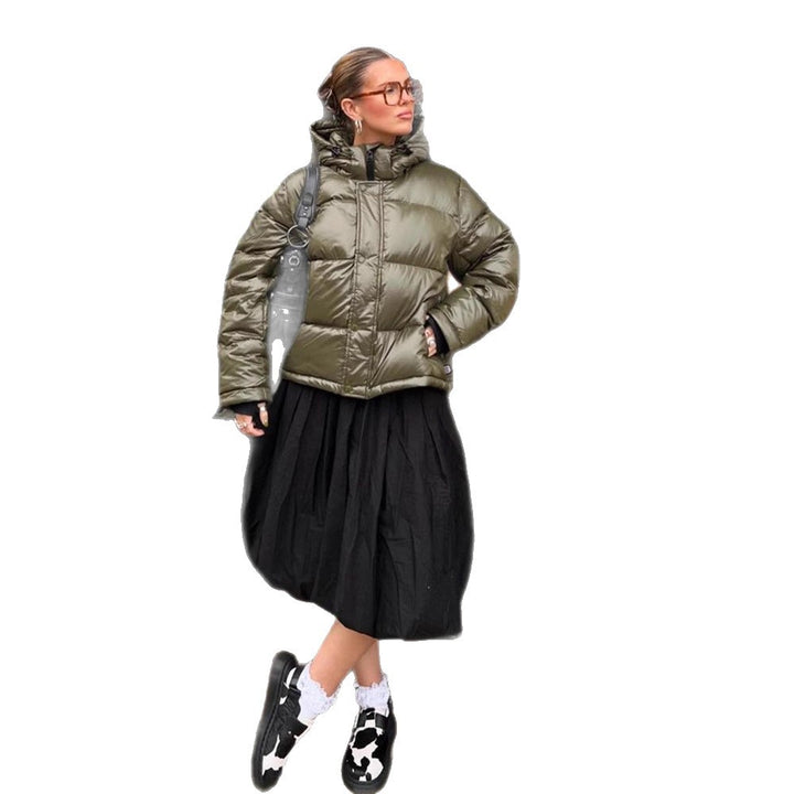 Damen Kurze glänzende Steppjacke mit Kapuze und boxy Silhouette Echoarchiv