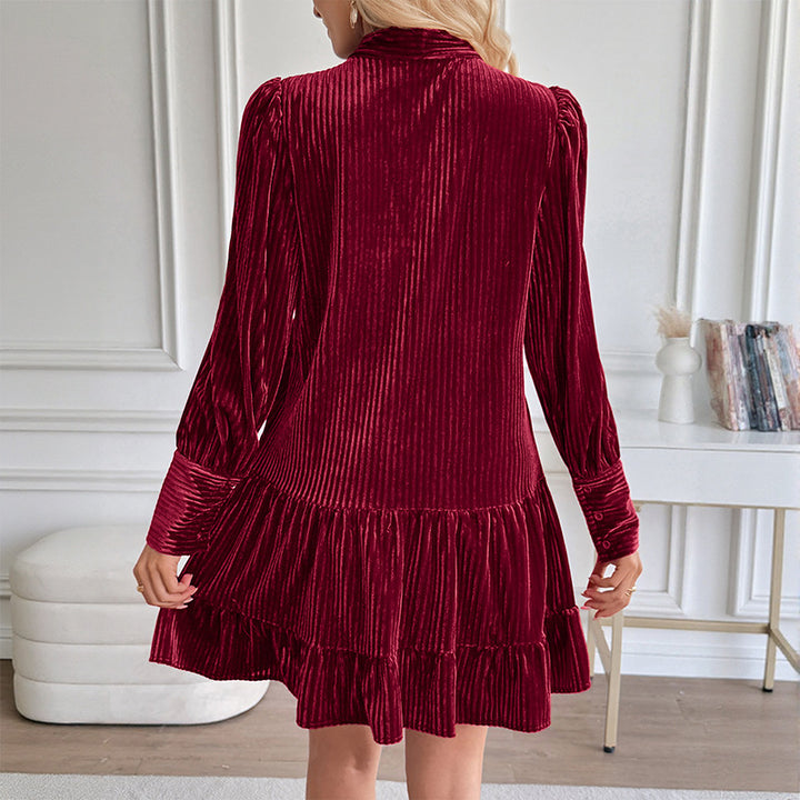 Damen Samt-Faltenkleid mit Schleifenkragen, Puffärmeln und stufigem Volantrock – Élara