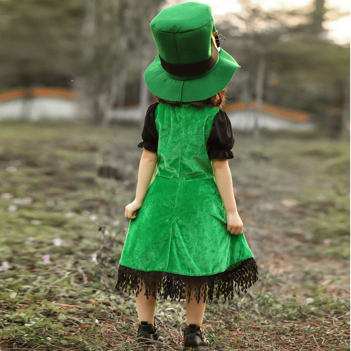 Mädchen Kostüm als irische Leprechaun mit voluminösem Rock und hohem Hut Echo Archiv