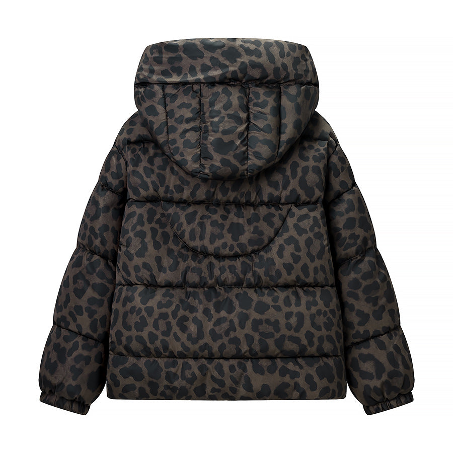 Damen Kurz geschnittene gesteppte Jacke mit hohem Kapuzenkragen, Tunnelzugsaum und Leopardenprint Echo Archiv