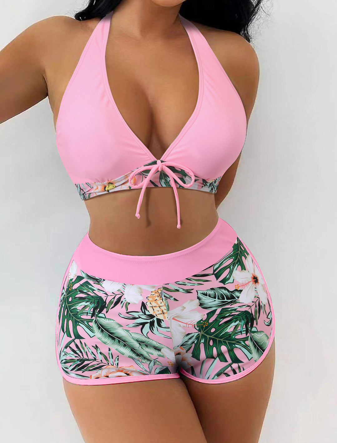 Damen Bikini-Set mit verspieltem Halter-Oberteil und sportlicher Shorts Echo Archiv