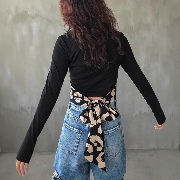Damen Cropped Wickelshirt mit Rückenschleife und bedrucktem Bindegürtel – Avérine