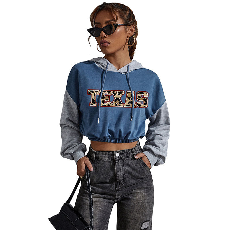Damen Kurzgeschnittener Kapuzenpullover mit Teddy‑Print, Colorblock‑Ärmeln und elastischem Saum Echoarchiv