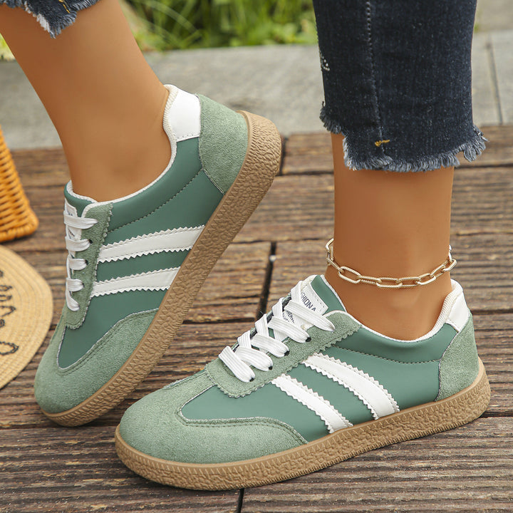 Damen Retro-Sneaker mit Velours-Overlays, Zierstreifen und profildetails – Névara