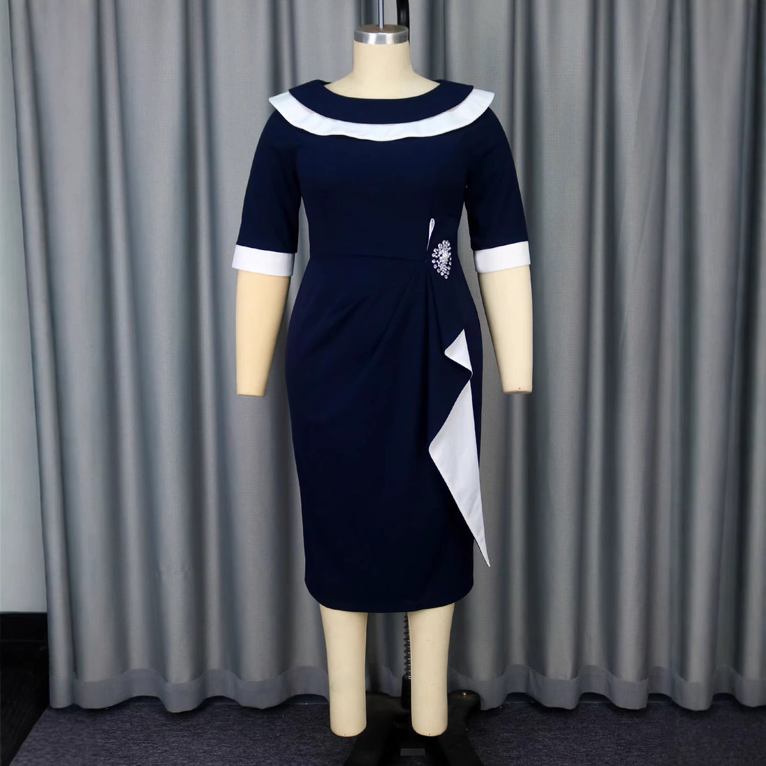Damen Elegantes Kleid mit kontrastierenden Rüschendetails – Élara