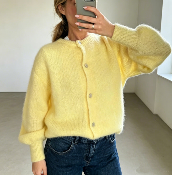 Damen Kuschelige Mohair-Optik Strickjacke mit Rundhals und Ballonärmeln – Veloura