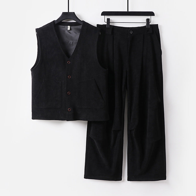 Herren Cord-Loungewear-Set mit V-Ausschnitt Weste und weiten Bundfaltenhose Echoarchiv