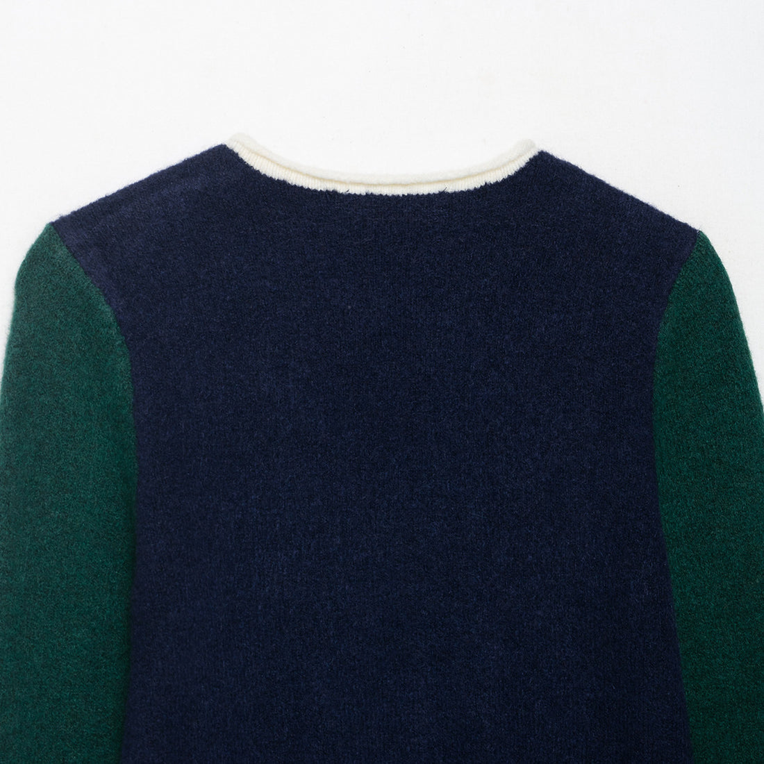 Damen Kuscheliger Colorblock-Pullover mit Rundhalsausschnitt und Kontrastärmeln Echoarchiv