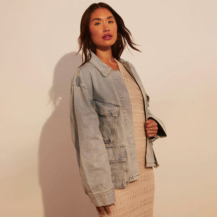 Damen Oversize-Utility-Denimjacke mit großen Pattentaschen und knöpfbarer Front Echo Archiv