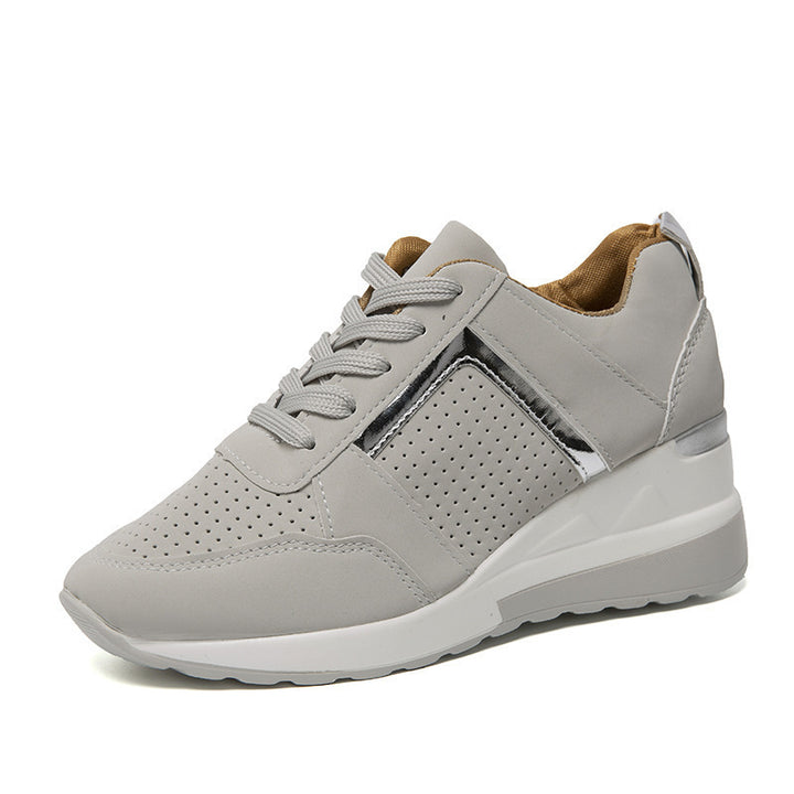 Damen Keil-Sneaker mit perforiertem Obermaterial, gepolstertem Fußbett und dezentem Metallic-Detail – Névara