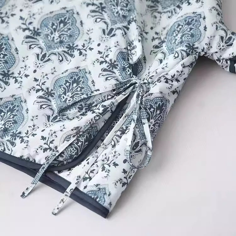 Damen Wickeljacke mit orientalischem Medaillonprint, leichter Wattierung und kontrastpaspel – Célinea