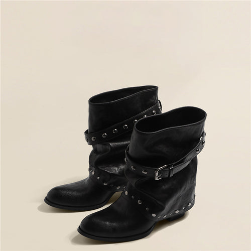 Damen Biker-inspirierte Slouch-Stiefelette mit Nietenriemen und Dornschließen-Detail – Varelle