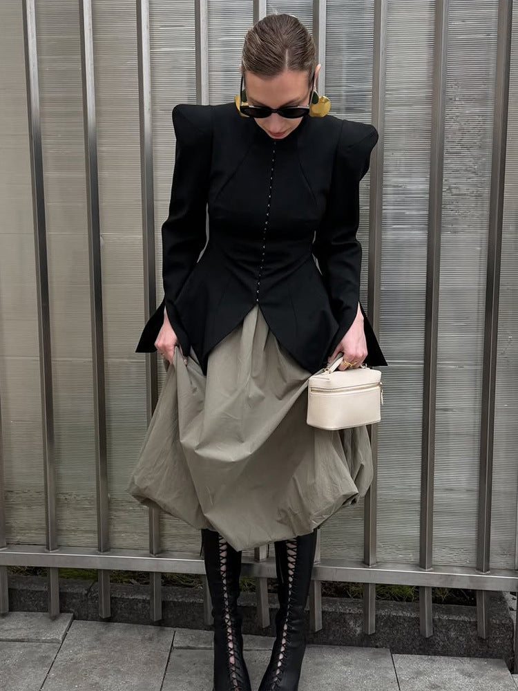 Damen Taillierter Blazer mit skulpturalen Schultern, betonter Taille und spitzem Schößchen Echoarchiv