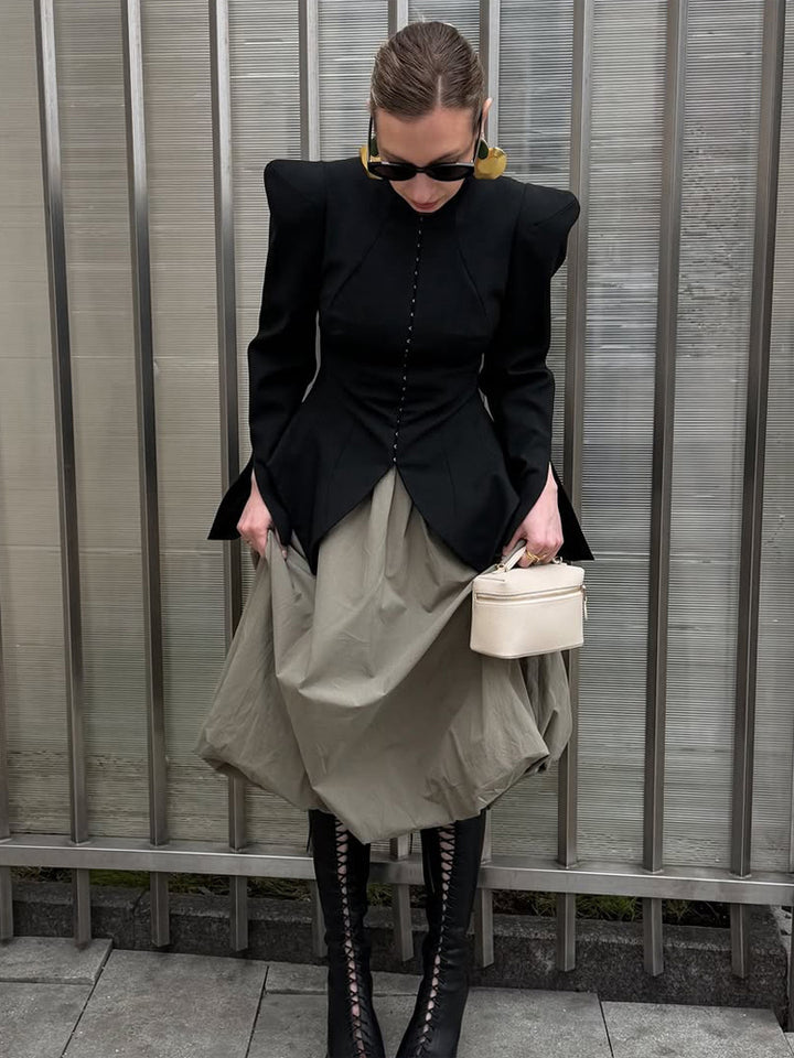Damen Taillierter Blazer mit skulpturalen Schultern, betonter Taille und spitzem Schößchen Echoarchiv