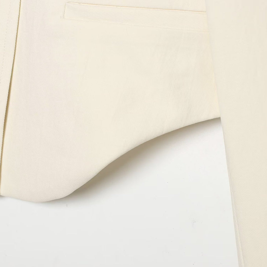 Damen Kurzer taillierter Blazer mit Stehkragen, asymmetrischer Knopfleiste und geschwungenem Saum Echoarchiv