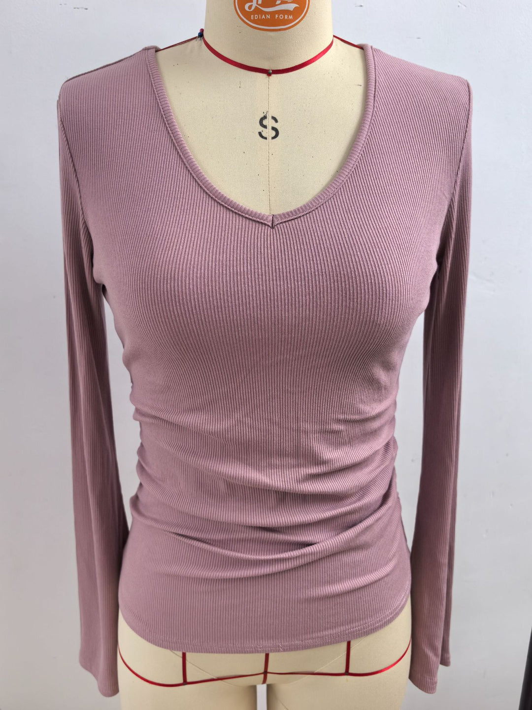Damen Geripptes Cropped-Top mit V-Ausschnitt, taillierter Raffung und ausgestellten Trompetenärmeln – Orélia
