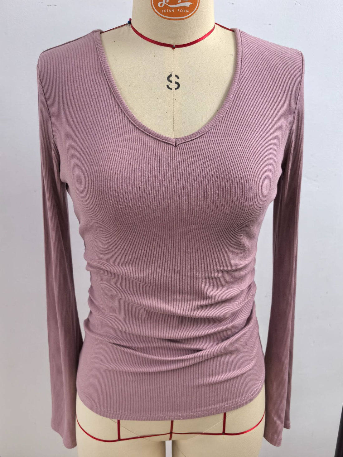 Damen Geripptes Cropped-Top mit V-Ausschnitt, taillierter Raffung und ausgestellten Trompetenärmeln – Orélia