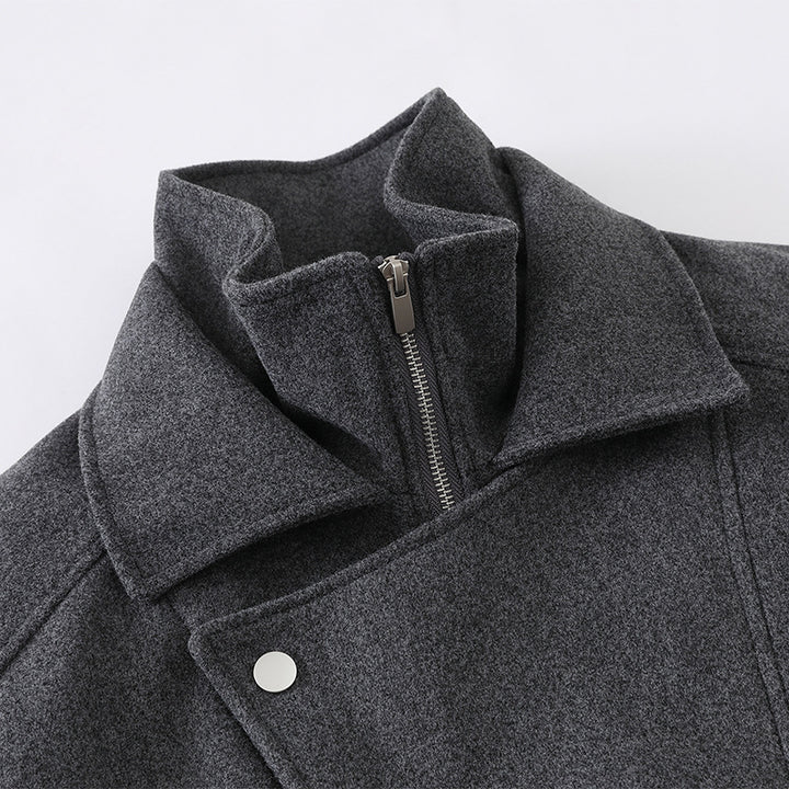 Herren Boxy Wollmix-Blousonjacke mit asymmetrischem Doppelverschluss und hohem Stehkragen Echoarchiv