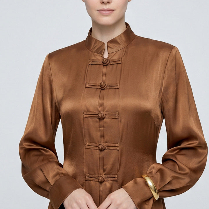 Damen Maxikleid mit Stehkragen, traditionellem Knotenverschluss und Ballonärmeln Echoarchiv