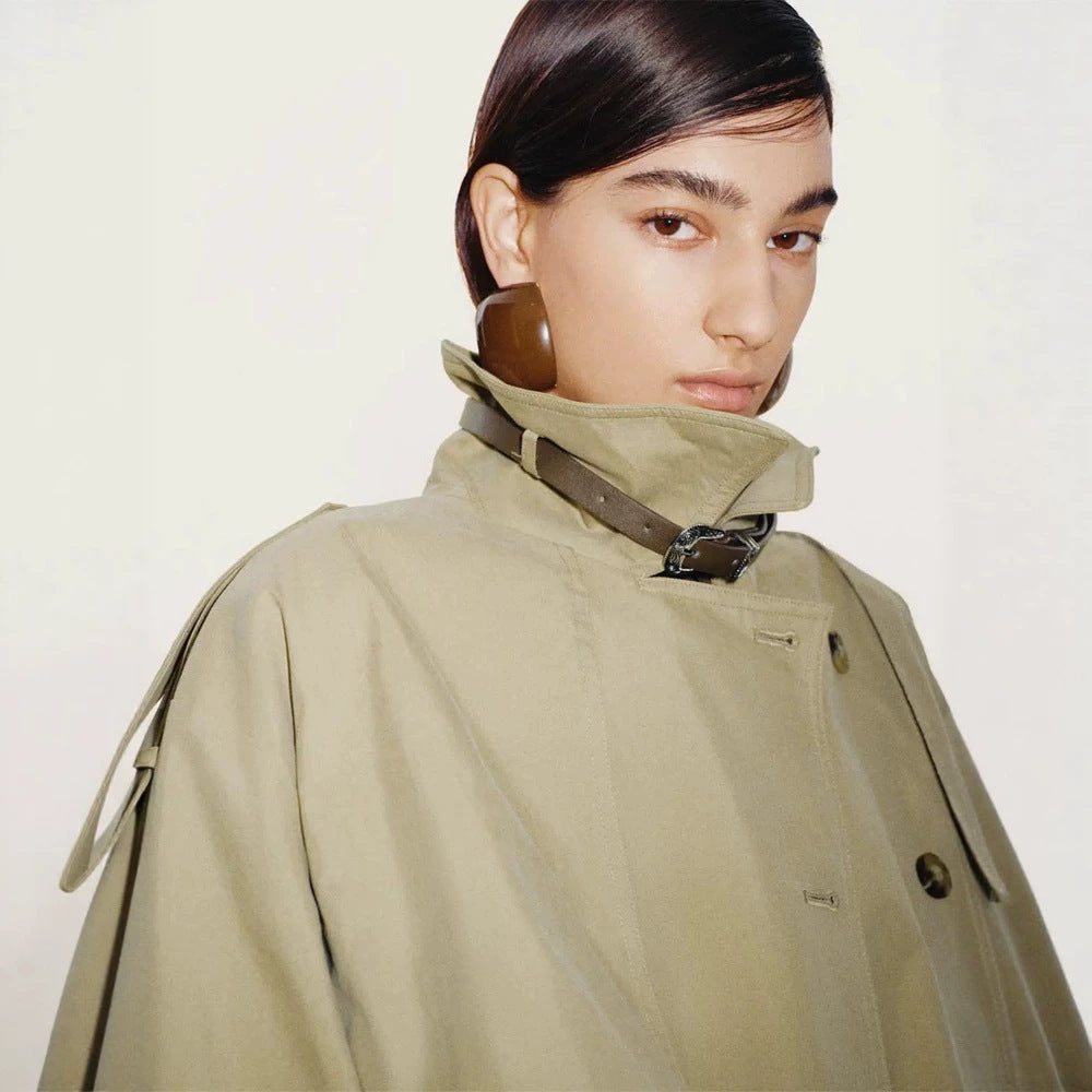 Damen Kurzer Boxy-Trenchcoat mit weitem Revers, Schulterriegeln und verstellbaren Manschetten Echoarchiv