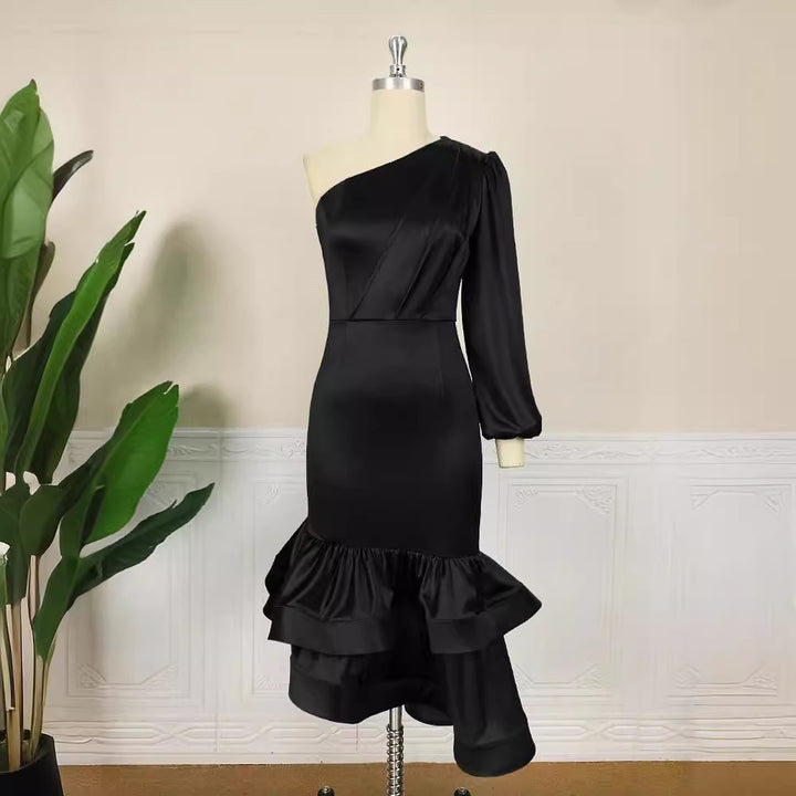 Damen Exquisites Satin-Kleid mit asymmetrischem Design und voluminösem Rüschen-Saum Echo Archiv