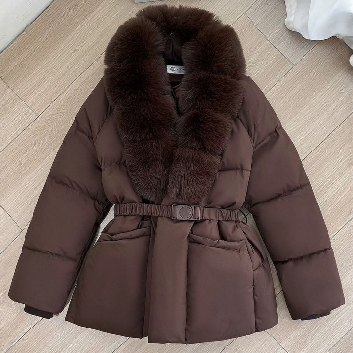 Damen Taillierte Kurz-Steppjacke mit voluminösem Schalkragen aus Kunstfell und Ziergürtel Echo Archiv